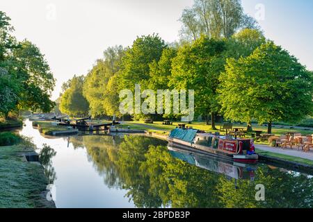 Le bateau à rames de Hatton se ferme sur le canal de Grand Union en plein soleil du printemps tôt le matin. Hatton, Warwickshire, Angleterre Banque D'Images