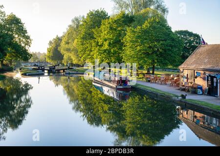 Le bateau à rames de Hatton se ferme sur le canal de Grand Union en plein soleil du printemps tôt le matin. Hatton, Warwickshire, Angleterre Banque D'Images