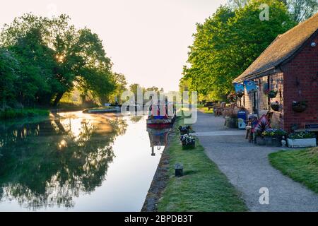 Le bateau à rames de Hatton se ferme sur le canal de Grand Union en plein soleil du printemps tôt le matin. Hatton, Warwickshire, Angleterre Banque D'Images