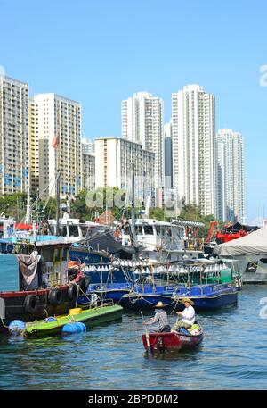 Pêcheurs chinois pêchant dans le port d'Aberdeen à Hong Kong. Banque D'Images