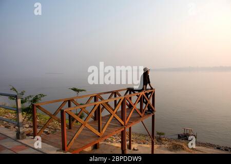 Les femmes thaïlandaises voyagent visite et pose portrait paysage bord de rivière et réflexion lumière eau de surface de la rivière Mekhong et éclairage du soleil le matin à Banque D'Images