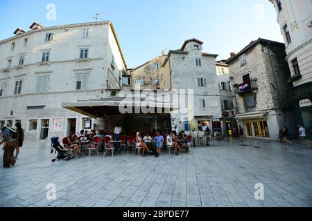 Cafés et restaurants animés dans le palais Dioclétians de Split. Banque D'Images