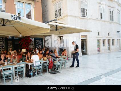 Cafés et restaurants animés dans le palais Dioclétians de Split. Banque D'Images