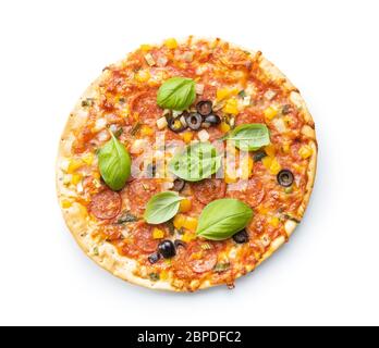 Pizza savoureuse au salami isolée sur fond blanc. Banque D'Images