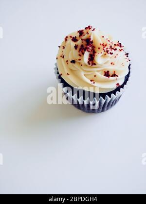 Gros plan de délicieux cupcake au chocolat pour la quarantaine, le concept des vacances de Pâques et la décoration. Banque D'Images