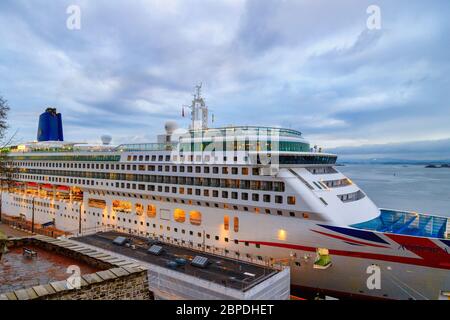 Norvège, Oslo, VERS 2020 : bateau de croisière MV Aurora de la flotte P&O Cruises amarré dans le port en raison de restrictions de la covid19. Concept de bateau de croisière perdant m Banque D'Images