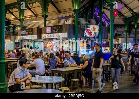 Singapour - 07 septembre 2019 : les habitants et les touristes, les clients qui marchent et mangent au centre de la rue à l'aune Pa Sat Telok Ayer Market Banque D'Images