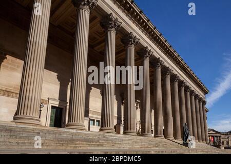 Les colonnes corinthiennes de la façade est de la classe I ont inscrit le St George's Hall, à Liverpool Banque D'Images