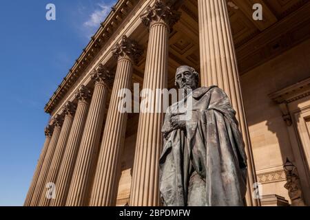 Statue de l'ancien Premier ministre britannique Benjamin Disraeli devant les colonnes corinthiennes de la façade est de la salle St George, Liverpool Banque D'Images