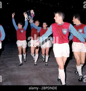 Photo du dossier datée du 19-05-1965, des joueurs de West Ham United défilent autour de la coupe des champions de la coupe d'Europe autour de Wembley après leur victoire de 2-0: (l-r) Alan Sealey, Bobby Moore, Ronnie Boyce, Geoff Hurst, Ken Brown. Banque D'Images