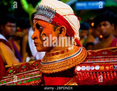 Nagakaali Theyyam | forme d'art rituel du Kerala, Thirra ou Theyyam thira est une danse rituelle exécutée dans 'Kaavu'(grove) et les temples du Kerala, Inde Banque D'Images