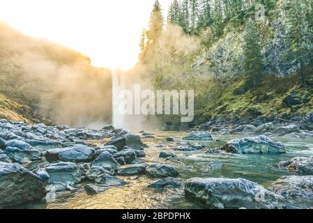 Vue panoramique sur les chutes de Snoqualmie avec brouillard doré au lever du soleil en hiver, Washington, USA. Banque D'Images