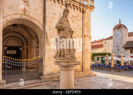 Statue du Saint-Laurent avec tour de l'horloge en arrière-plan à Trogir, Croatie Banque D'Images