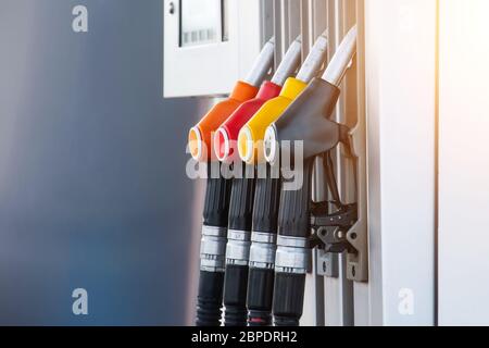 Station-service avec carburant, huile, essence et diesel, vue latérale. Gros plan d'une pompe à gaz pistolet de ravitaillement. Station-service Banque D'Images