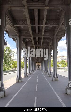 Paris, France - avril 2018 : sous le pont Bir Hakeim près du pont Eiffel TowerBir Hakeim. Banque D'Images