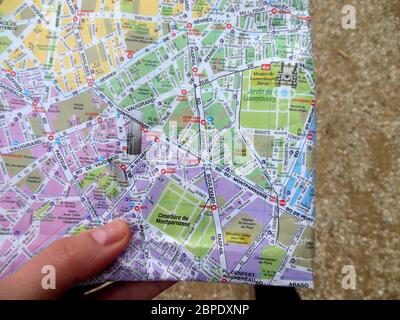 Paris France 4 Juin 16 Main Tenant La Carte De Paris Avec Des Lieux Touristiques Populaires Photo Stock Alamy