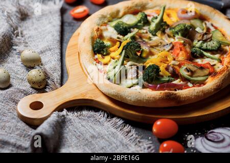 Pizza végétarienne avec des légumes verts et brocolis, courgettes et poivre. Pizza minceur. Banque D'Images