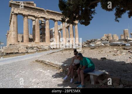 Athènes, Grèce. 18 mai 2020. Les touristes visitent le site archéologique de l'Acropole, qui a été rouvert à Athènes, Grèce, le 18 mai 2020. La Grèce a célébré lundi la Journée internationale des musées, avec des musées du pays encore fermés en raison de la pandémie COVID-19. Cependant, plus de 200 sites archéologiques ont rouvert pour la première fois après deux mois, alors que le pays continue sur la voie de la « nouvelle normalité ». Crédit: Marios Lolos/Xinhua/Alamy Live News Banque D'Images