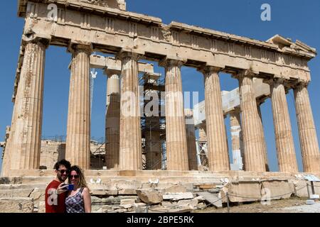 Athènes, Grèce. 18 mai 2020. Les touristes visitent le site archéologique de l'Acropole, qui a été rouvert à Athènes, Grèce, le 18 mai 2020. La Grèce a célébré lundi la Journée internationale des musées, avec des musées du pays encore fermés en raison de la pandémie COVID-19. Cependant, plus de 200 sites archéologiques ont rouvert pour la première fois après deux mois, alors que le pays continue sur la voie de la « nouvelle normalité ». Crédit: Marios Lolos/Xinhua/Alamy Live News Banque D'Images