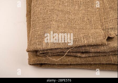 Quelques morceaux de burlap. Tissu à texture rugueuse pour la couture de sacs. Texture de surface gros plan Banque D'Images