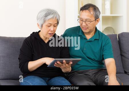 Couple using tablet Banque D'Images