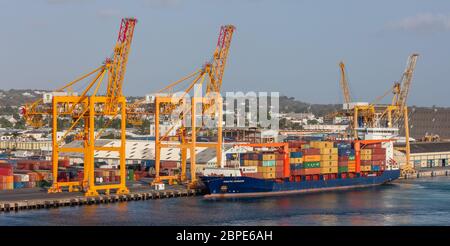 Port de Bridgetown avec grues de chargement et navire de cargaison chargé avec des conteneurs Banque D'Images