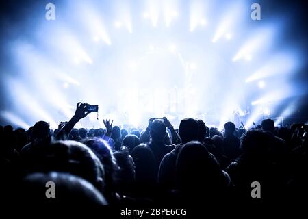 Concert de musique, beaucoup de gens profiter de soirée en boîte de nuit, sono, musiciens sur la scène, populaire groupe, plaisir et joie concept, fête du Nouvel An Banque D'Images