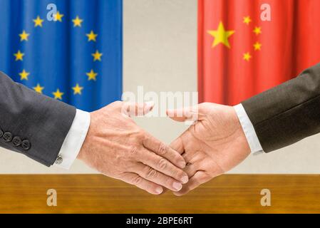 Vertreter der EU und Chines reichen sich die Hand Banque D'Images