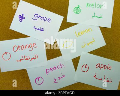Nom de l'apprentissage des fruits dans une autre langue avec des cartes flash. Banque D'Images