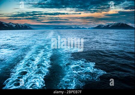 Abendstimmung an Bord eines Kreuzfahrtschiffs in den Fjorden Norvégiens mit Berge im Wasser Banque D'Images