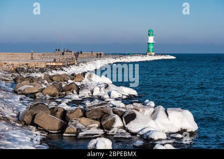 Die Mole à Warnemünde im Winter. Banque D'Images