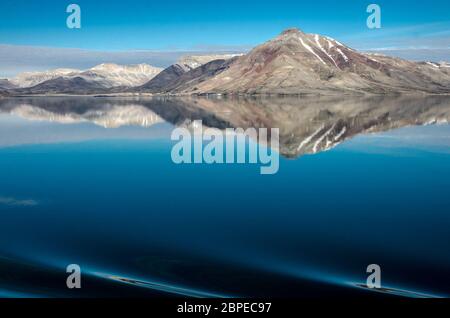 Abendstimmung an Bord eines Kreuzfahrtschiffs in den Fjorden Norvégiens mit Berge im Wasser Banque D'Images