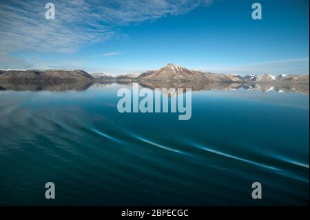 Abendstimmung an Bord eines Kreuzfahrtschiffs in den Fjorden Norvégiens mit Berge im Wasser Banque D'Images