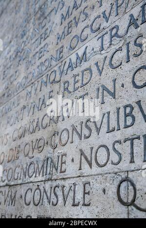 Inscription latine sur le mur extérieur de l'autel de la paix à Rome. Mur de l'Ara Pacis à Rome, Italie Banque D'Images