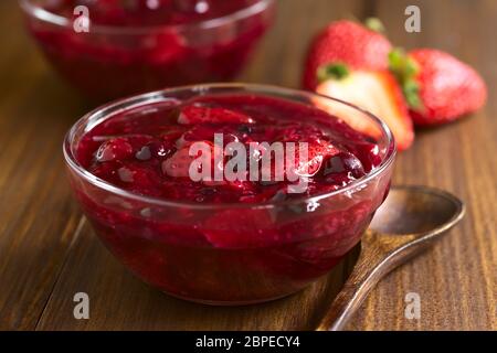 Rote allemande Gruetze (groats rouges) pudding aux baies rouges fait de fraise, bleuet, framboise et groseilles cuites avec du sucre et de l'amidon, photographié Banque D'Images