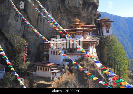 Le nid du tigre, le monastère de Taktsang, site sacré bouddhique de l'Himalaya et temple complexe, situé dans la falaise de la partie supérieure de la vallée de Paro, au Bhoutan. Banque D'Images