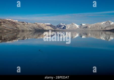 Abendstimmung an Bord eines Kreuzfahrtschiffs in den Fjorden Norvégiens mit Berge im Wasser Banque D'Images