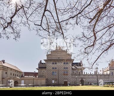 Château de Prague, République tchèque sans touristes pendant la pandémie de Covid19, par temps ensoleillé, à peine quelques habitants du coin Banque D'Images