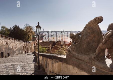 Château de Prague, République tchèque sans touristes pendant la pandémie de Covid19, par temps ensoleillé, à peine quelques habitants du coin Banque D'Images