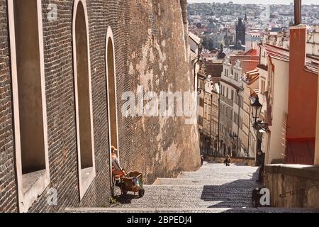 Château de Prague, République tchèque sans touristes pendant la pandémie de Covid19, par temps ensoleillé, à peine quelques habitants du coin Banque D'Images