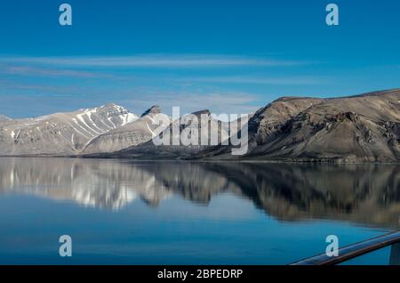 Abendstimmung an Bord eines Kreuzfahrtschiffs in den Fjorden Norvégiens mit Berge im Wasser Banque D'Images