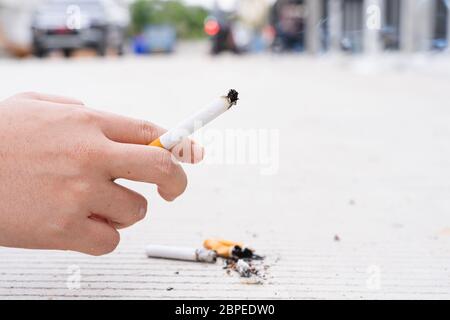 L'homme tient une cigarette avec sa main. Campagne cesser de fumer. Monde pas de tabac jour. Banque D'Images