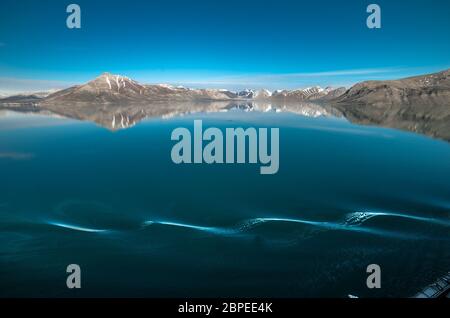 Abendstimmung an Bord eines Kreuzfahrtschiffs in den Fjorden Norvégiens mit Berge im Wasser Banque D'Images