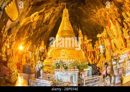 Les statues de Bouddha d'or dans la grotte de Pindaya, situées à côté de la ville de Pindaya, État de Shan, Birmanie, Myanmar, sont un lieu de pèlerinage bouddhiste et un site touristique Banque D'Images