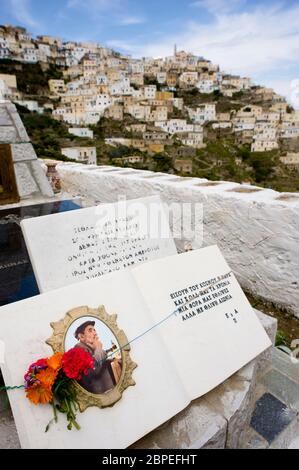 Olympos, île de Karpathos / Grèce : procession du mardi de Pâques. Offrandes pour les morts dans le cimetière Banque D'Images