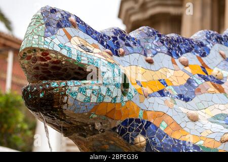 Salamandre de Gaudí mosaïque multicolore dans le parc Guell, Barcelone , Espagne Banque D'Images