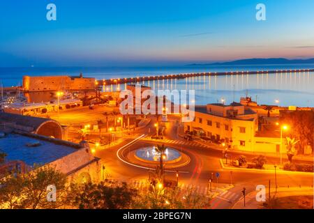 Vue aérienne du vieux port d'Heraklion avec la forteresse vénitienne et d'Héraklion marina bleu pendant heure après le coucher du soleil, Crète, Grèce. Banque D'Images