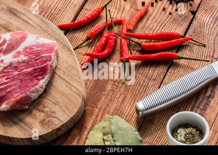 La viande avec du piment et des épices. La cuisson du déjeuner. Banque D'Images