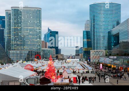 Arbre de Noël et marché parmi les gratte-ciel à Paris, France Banque D'Images