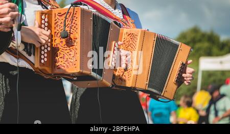 Joueur d'accordéon sur scène dans une danse populaire Banque D'Images